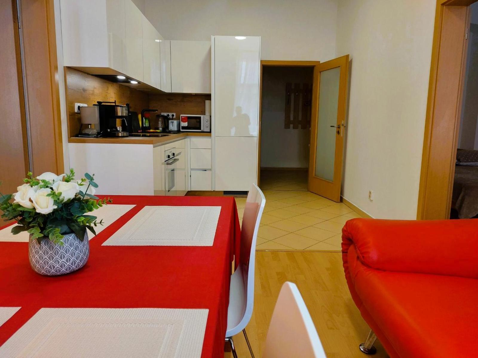 Prostorny Byt V Centru 3 Kk 80 M2 Hradec Králové Zewnętrze zdjęcie